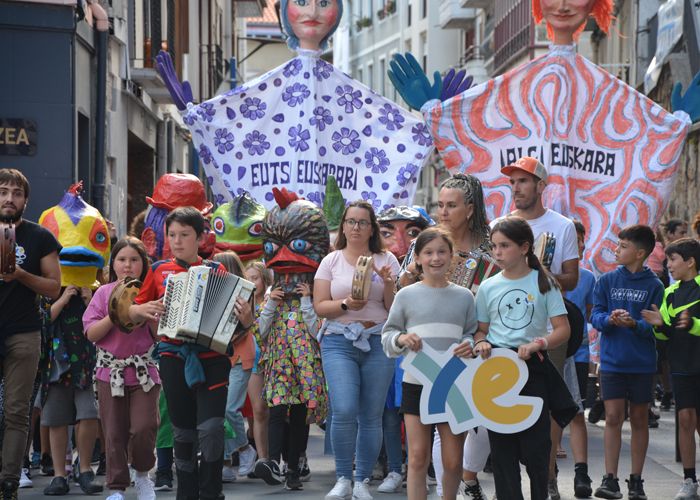 Kalejiran Ondarroan, Ibilaldiaren XE leloarekin. LEA-ARTIBAI, MUTRIKU ETA BUSTURIALDEKO HITZA