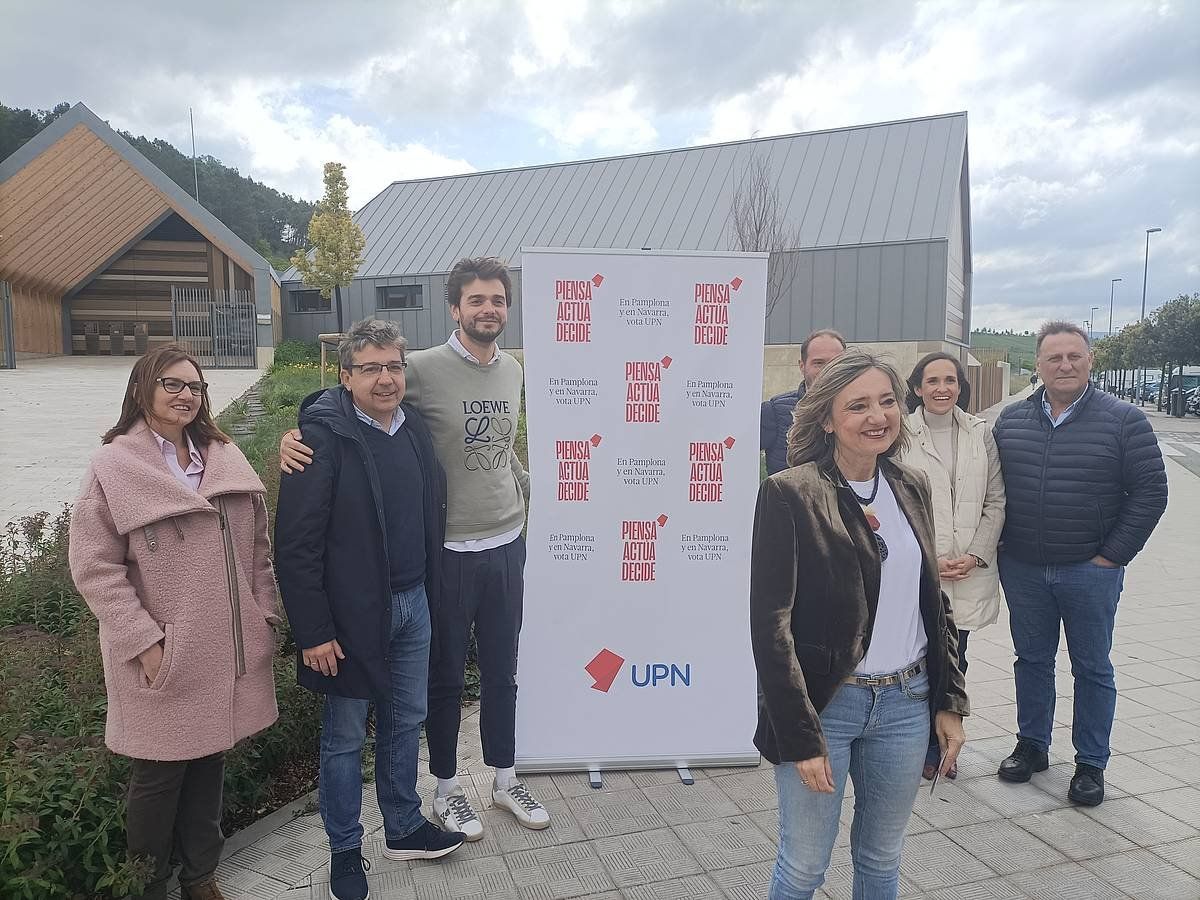 Cristina Ibarrola eta bere zerrendako kideak, Lezkairu auzoan. JOXERRA SENAR