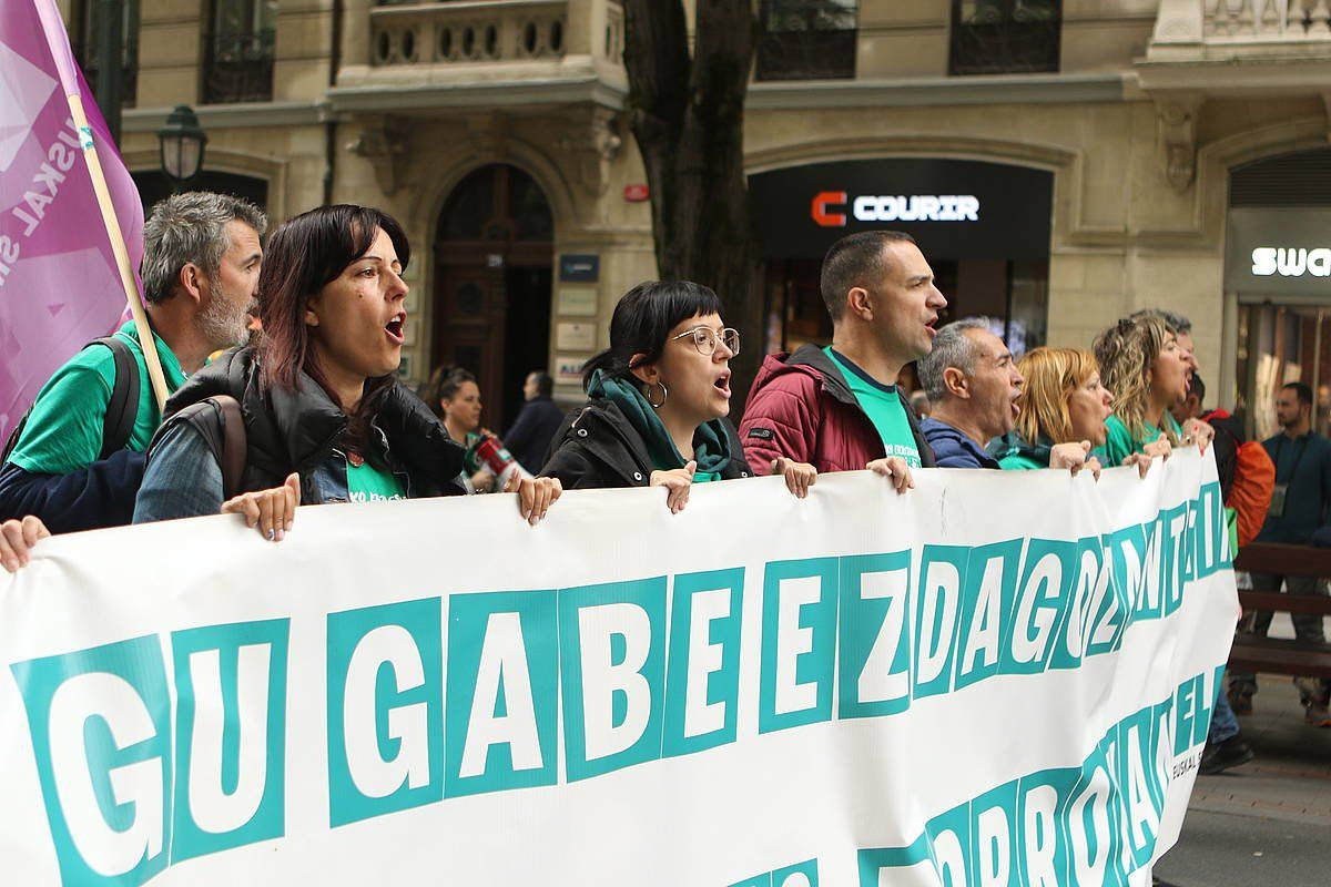 Bizkaiko zahar etxeetako langileek manifestazioa egin dute gaur Bilbon, ELAk deituta. OSKAR MATXIN EDESA / FOKU