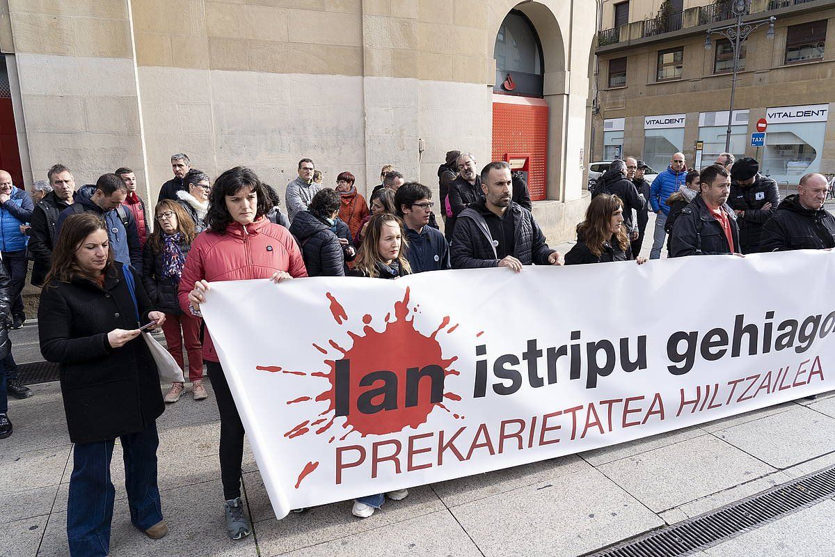 Hainbat sindikatuk joan den utean lan heriotza bat salatzeko egindako elkarretaratzea, Iruñean. IñIGO URIZ / FOKU