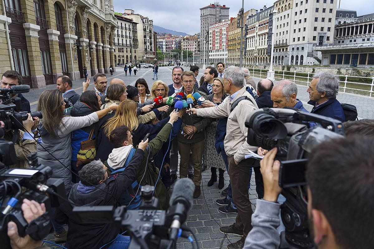 Nuñez Feijoo, kazetariz inguratuta, Bilbon. ARITZ LOIOLA / FOKU