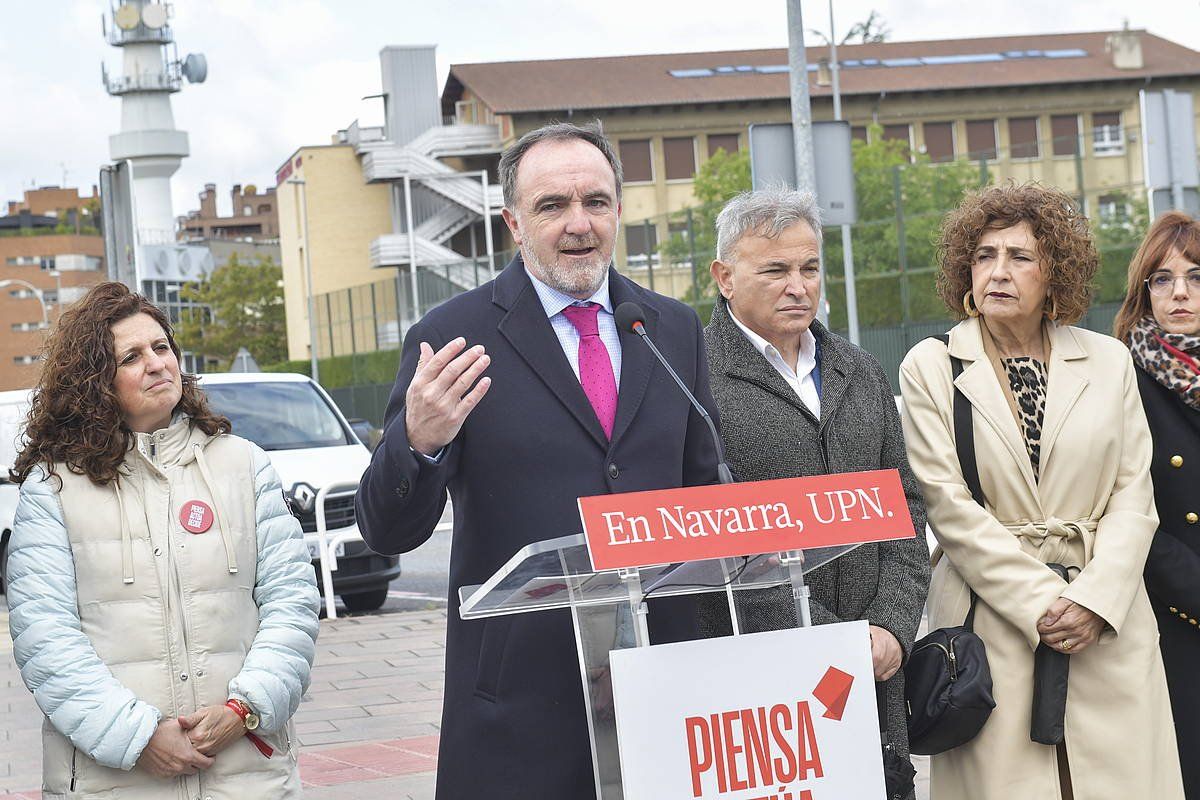 Javier Esparza, gaur, Bigarren Zabalgunean, Liceo Monjardin ikastetxe pribatutik gertu. IDOIA ZABALETA / FOKU