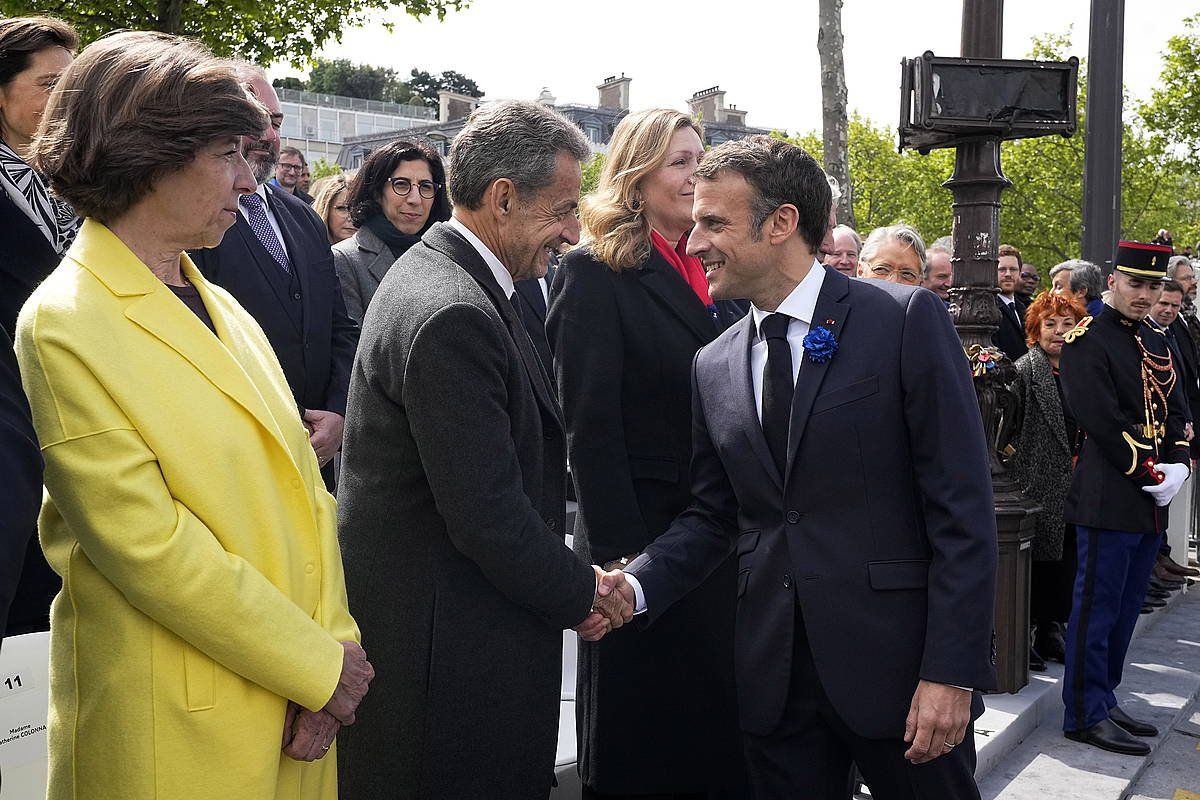 Nicolas Sarkozy presidente ohia eta Emmanuel Macron estatuburua. MICHEL EULER, POOL, EFE