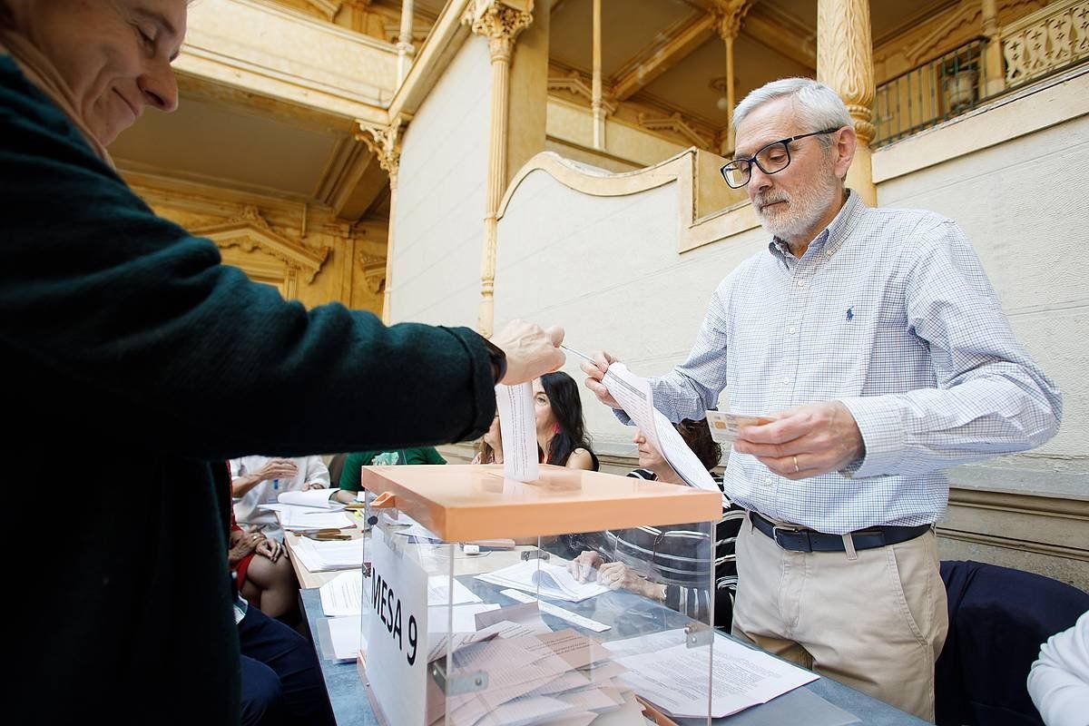 Langile publiko bat bozkatzen, atzo. NAFARROAKO GOBERNUA