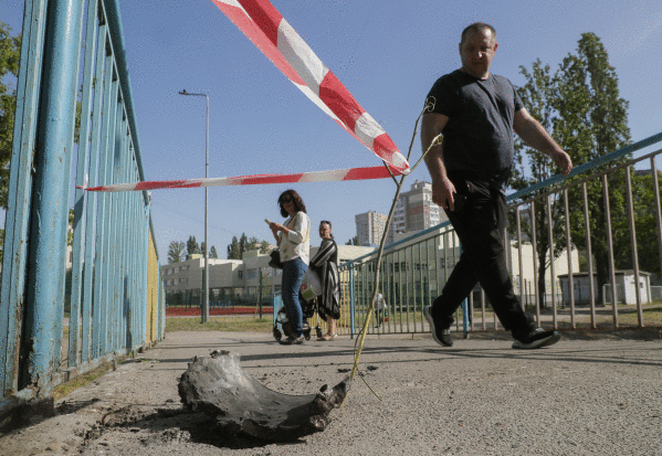 Errusiak goizaldean jaurtitako misiletako baten zati bat, gaur, Kieven. EFE