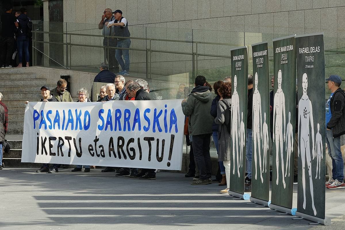 Hainbat lagun elkartu dira Donostiako Auzitegiaren kanpoalde, auzia ikertzeko eta argitzeko eskatuz. MAIALEN ANDRES, FOKU