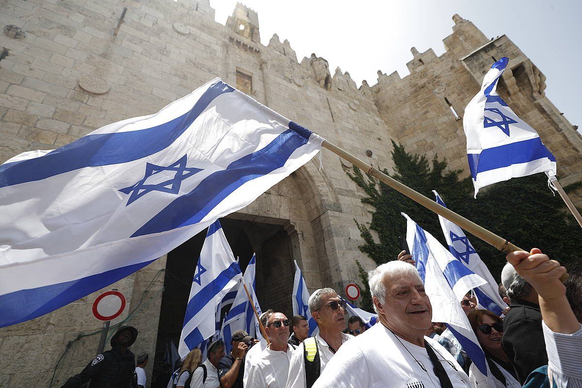 Hainbat lagun eskuin muturrak antolatutako Banderen Martxa hasteko zain, Damaskoko atean, Jerusalemgo hiri zaharrean. ATEF SAFADI, EFE