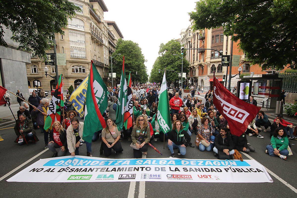 Eserialdia egin dute Bilboko manifestazioan. OSKAR MATXIN EDESA / FOKU