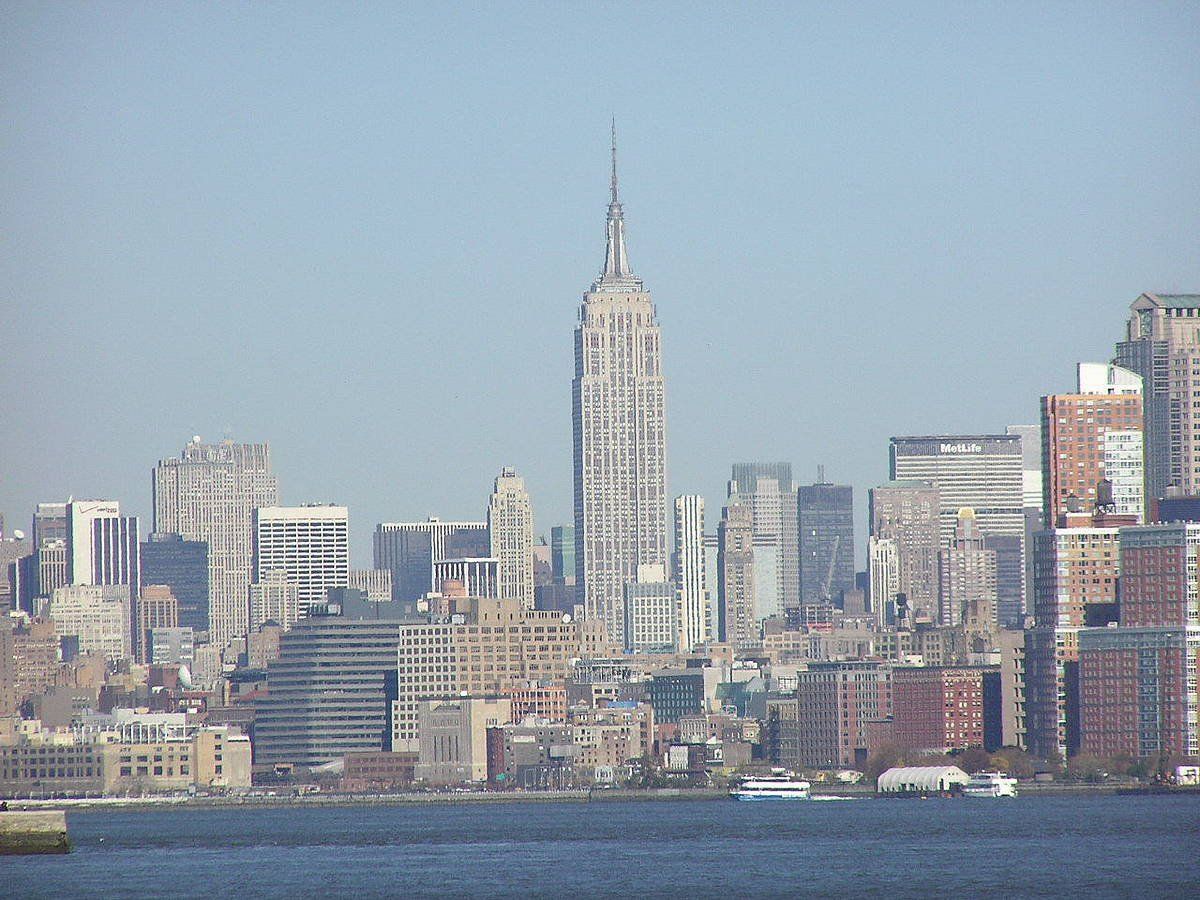 Manhattango eraikinak. Kalkulatu dutenez, New Yorkeko eraikinek 764.000 milioi kiloko pisua dute. BERRIA