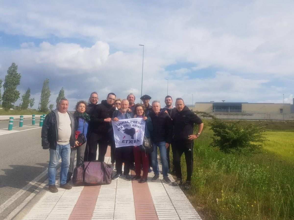 Mikel Izpura, Iruñeko kartzelatik atera ostean, atzo. ETXERAT Mikel Izpura, Iruñeko kartzelatik atera ostean, atzo. ETXERAT