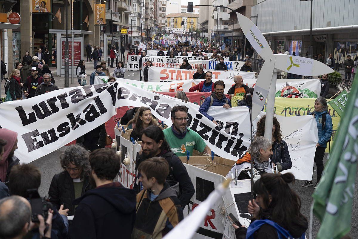 Protesta jendetsua izan da Euskal Herria bizirik elkarteak Gasteizen eginikoa. ENDIKA PORTILLO/FOKU