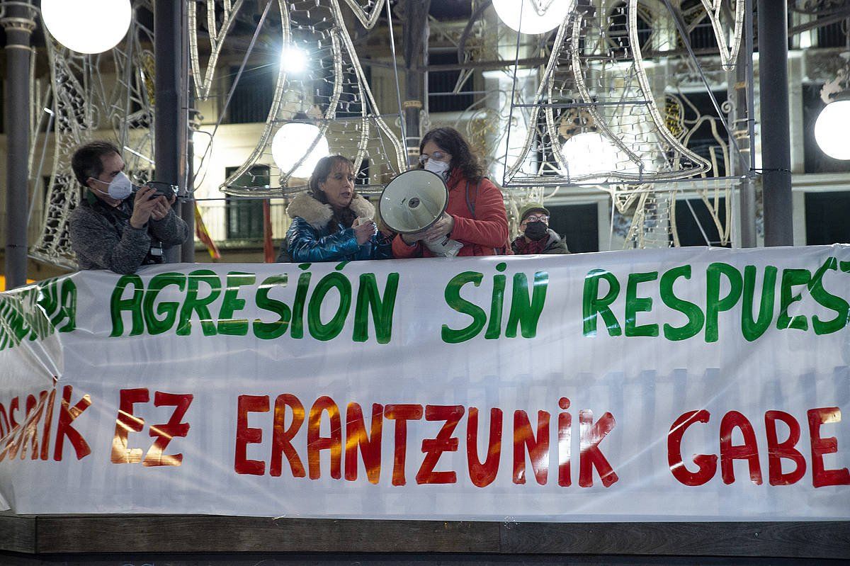Hilketa matxista bat salatzeko elkarretaratzea, iaz, Tuteran (Nafarroa). IñIGO URIZ / FOKU Hilketa matxista bat salatzeko elkarretaratzea, iaz, Tuteran (Nafarroa). IñIGO URIZ / FOKU