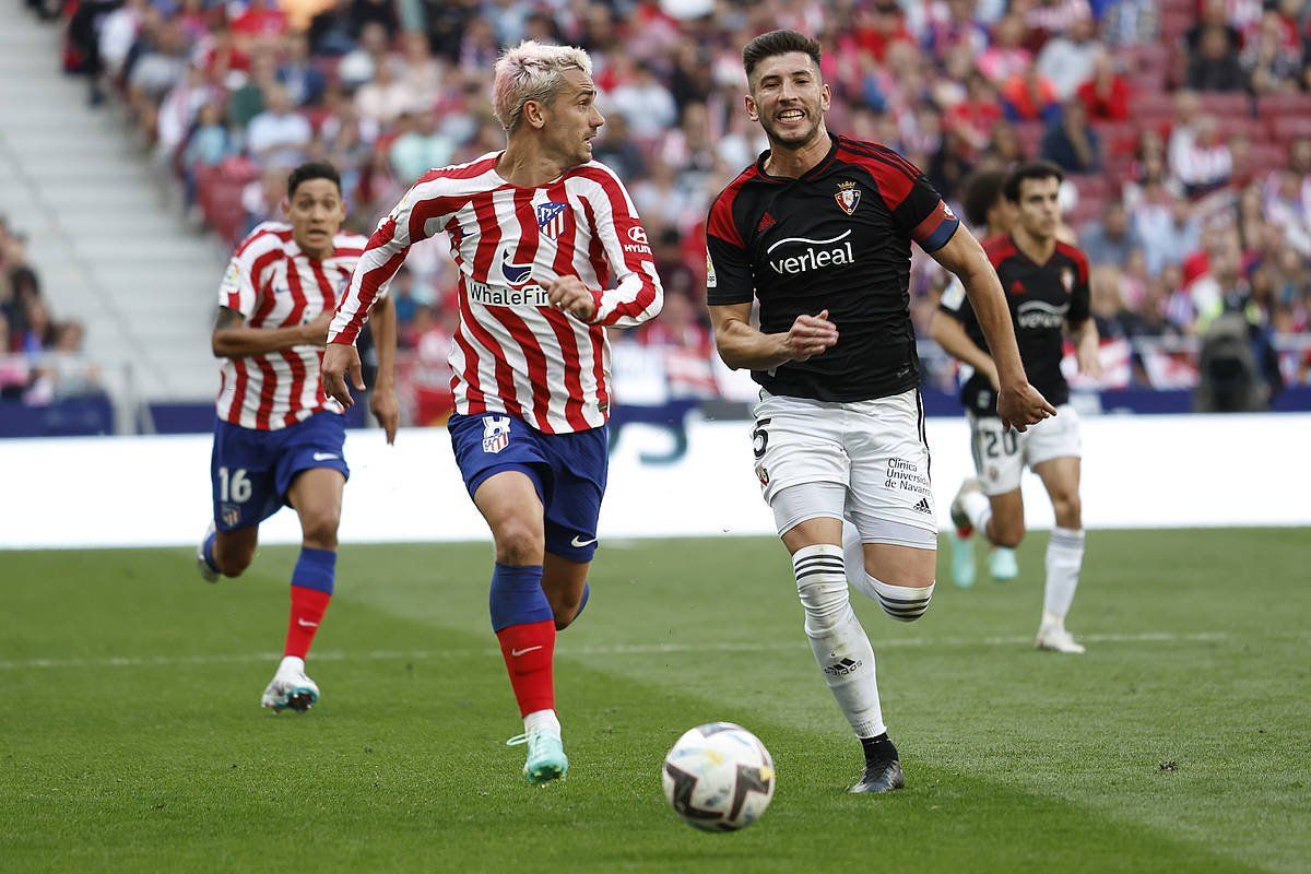 Griezmann, gaur, David Garcia atzetik duela. CHEMA MOYA / EFE