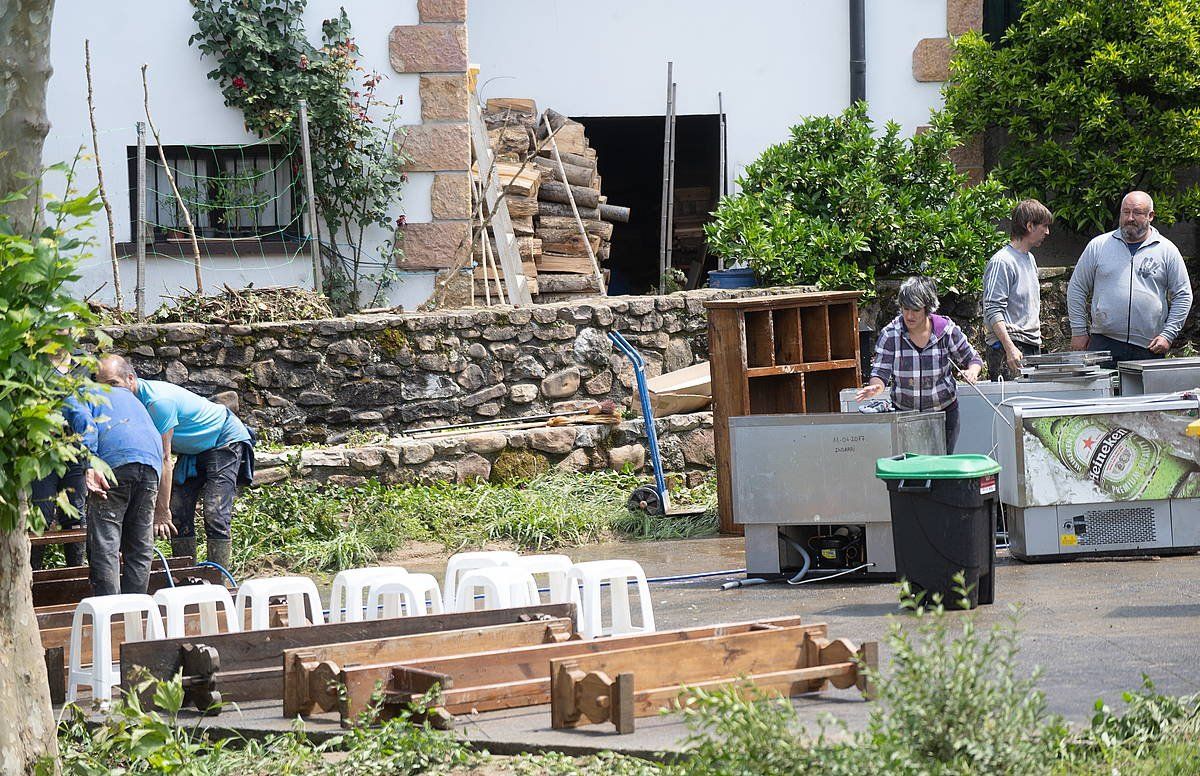 Berako herritarrak uren kalteak garbitzen, larunbatean. JAGOBA MANTEROLA / FOKU