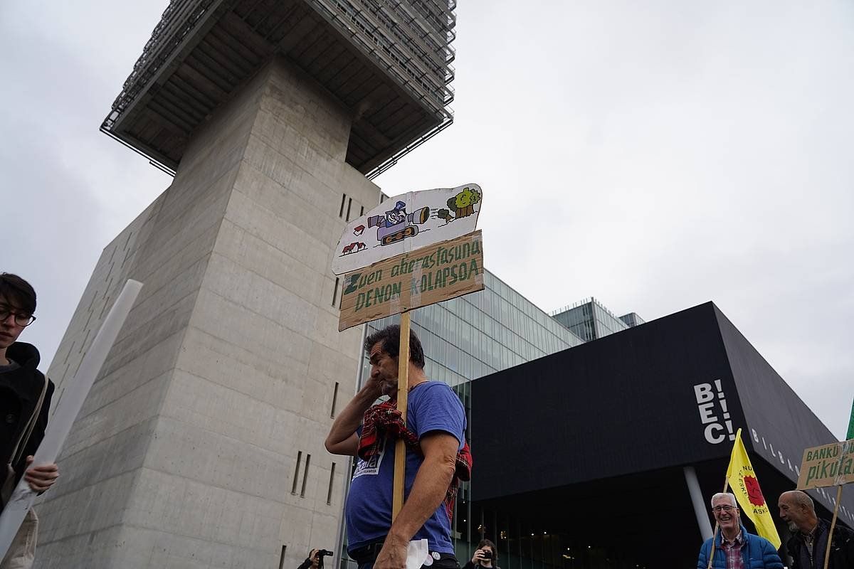 Manifestari bat, gaur goizean, BECen (Barakaldo, Bizkaia). ARITZ LOIOLA / FOKU