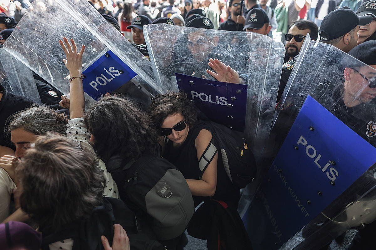 Turkiako Polizia manifestarien aurka, Istanbulen, maiatzaren 1ean. ERDEM SAHIN / EFE