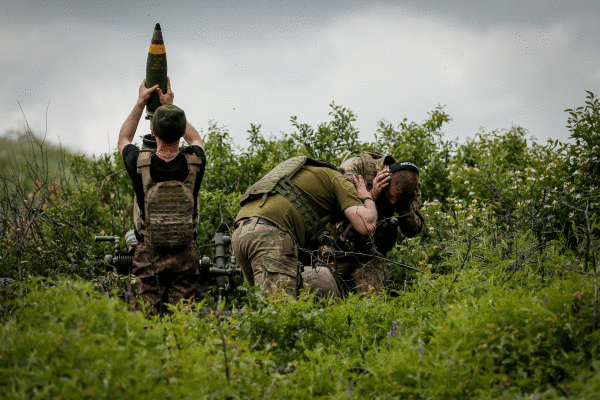 Ukrainako armadako soldadu batzuk mortero bat jaurtitzen, atzo, Donetsk eskualdean. EFE