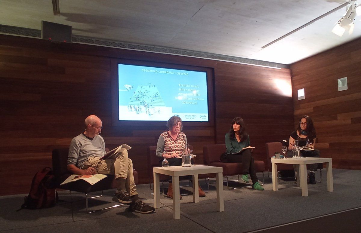 Imanol Zubero, Miren Ortubay, Arantxa Tirado eta Amaia Gonzalez, atzo, San Telmo museoan. GALDE ALDIZKARIA