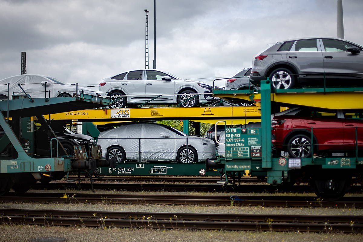 Volkswagen autoak Zwickauko fabrikatik ateratzen, atzo. MARTIN DIVISEK / EFE