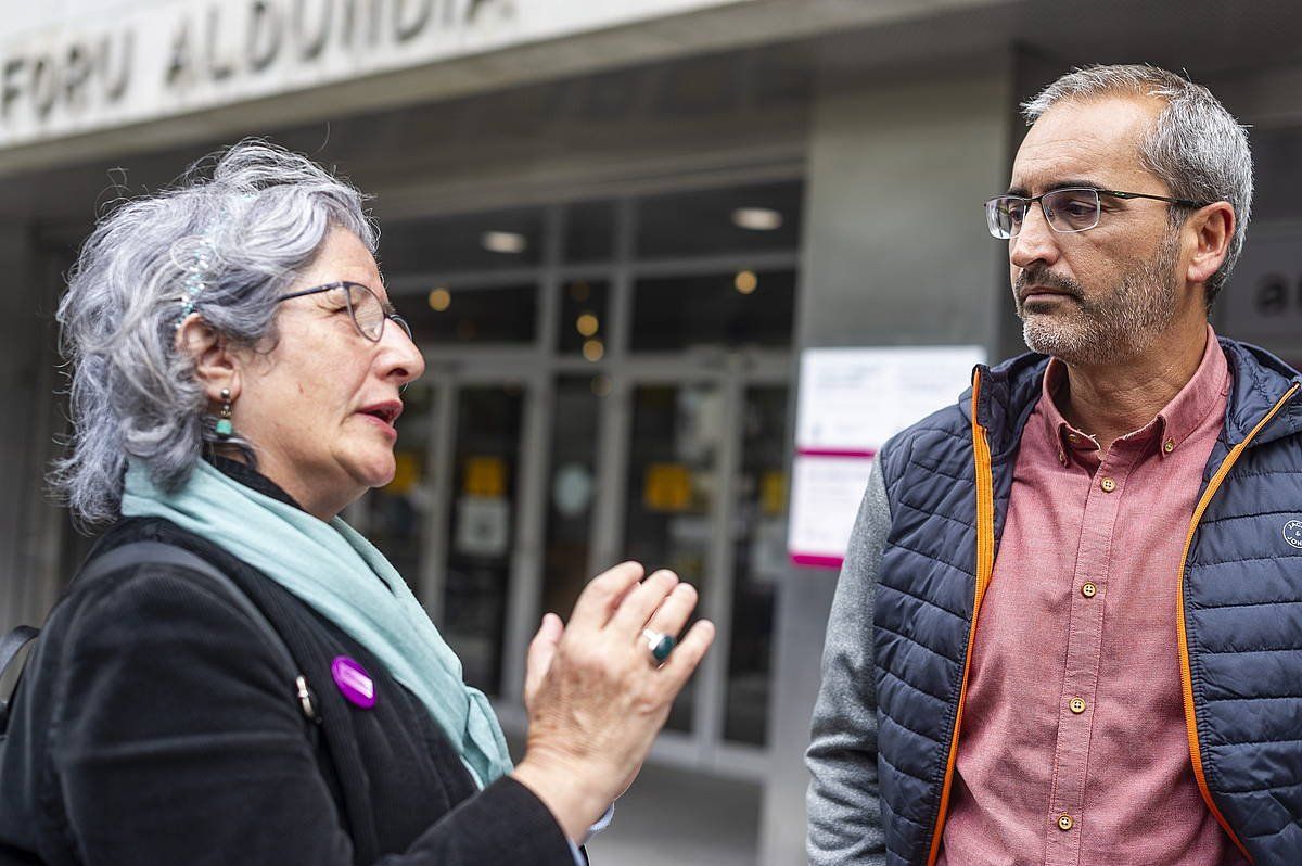 Begoña Seco eta David Rodriguez, gaurko agerraldian. JAIZKI FONTANEDA/ FOKU