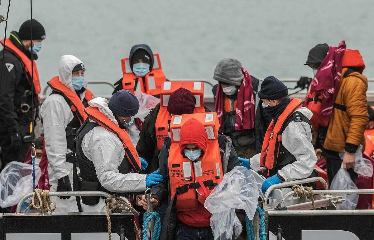 Zenbait migratzaile, Dover kostaldera iritsi berritan, iazko abenduan, Erresuma Batuan. STUART BROCK / EFE