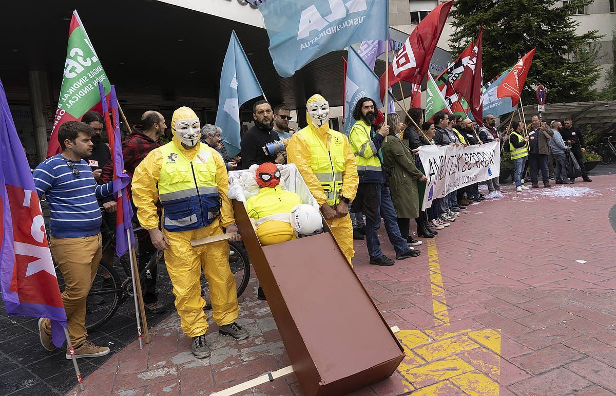 Goizean egin dute manifestazioa Txagorritxutik Eusko Jaurlaritzaren egoitzaraino. RAUL BOGAJO / FOKU