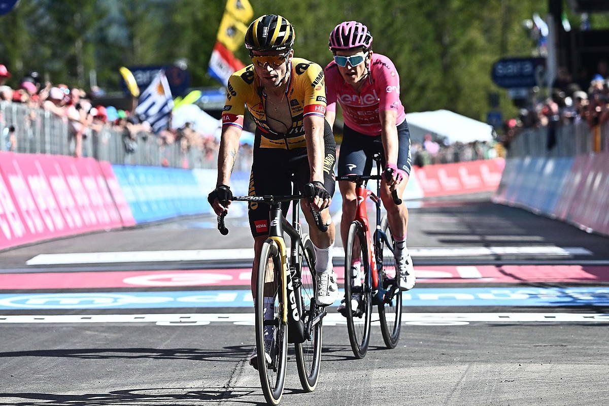 Primoz Roglic eta Joao Almeida, helmugara iristen. LUCA ZENNARO / EFE