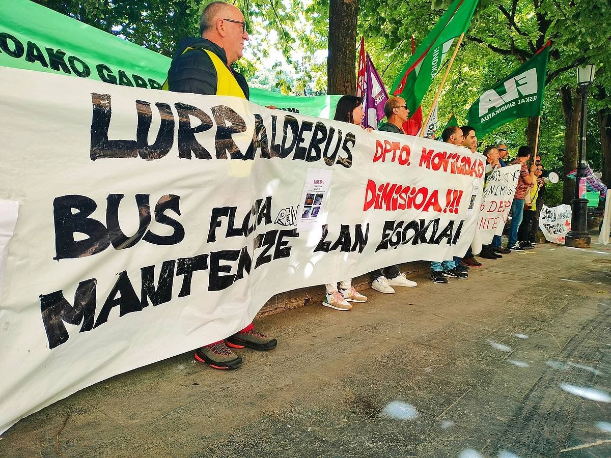 Avanza-Pesko gidarien protesta, gaur, Gipuzkoako Foru Aldundiaren aurrealdean. XABIER MARTIN