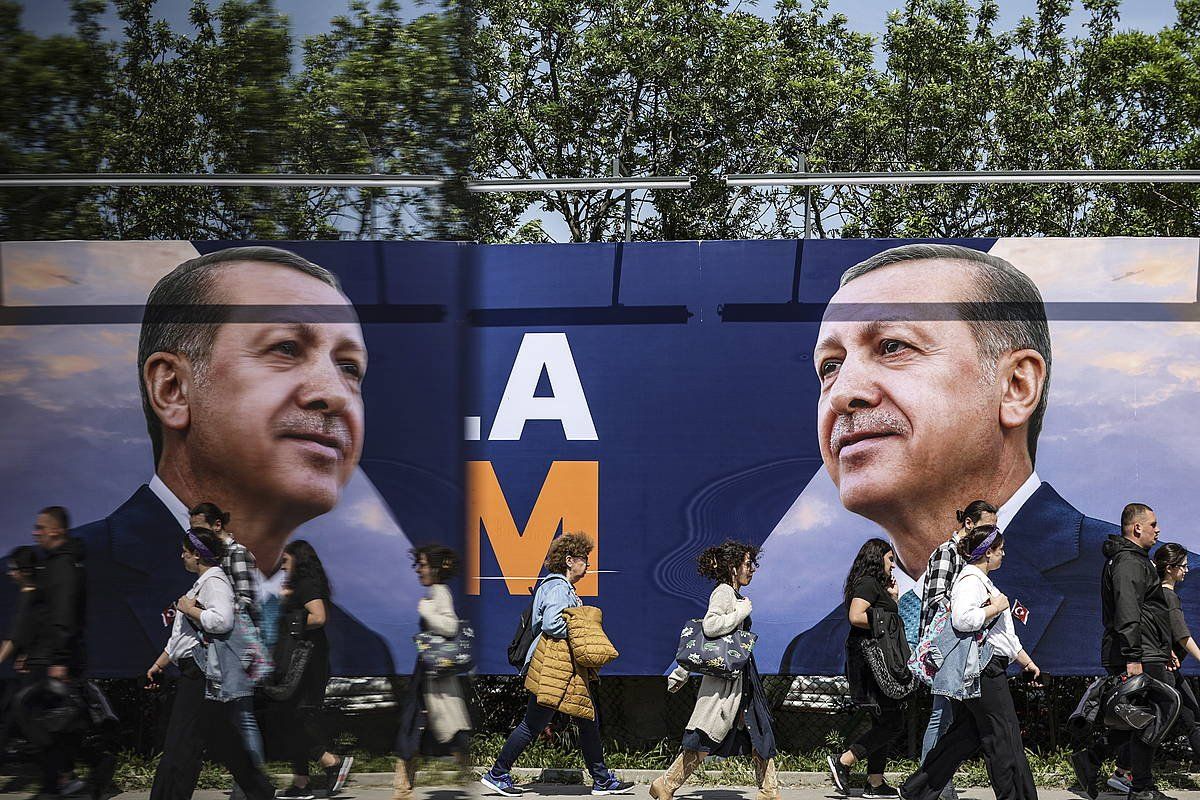 Herritar batzuk, Istanbulen (Turkia), Erdoganen afixa bat alboan dutela. ERDEM SAHIN /EFE