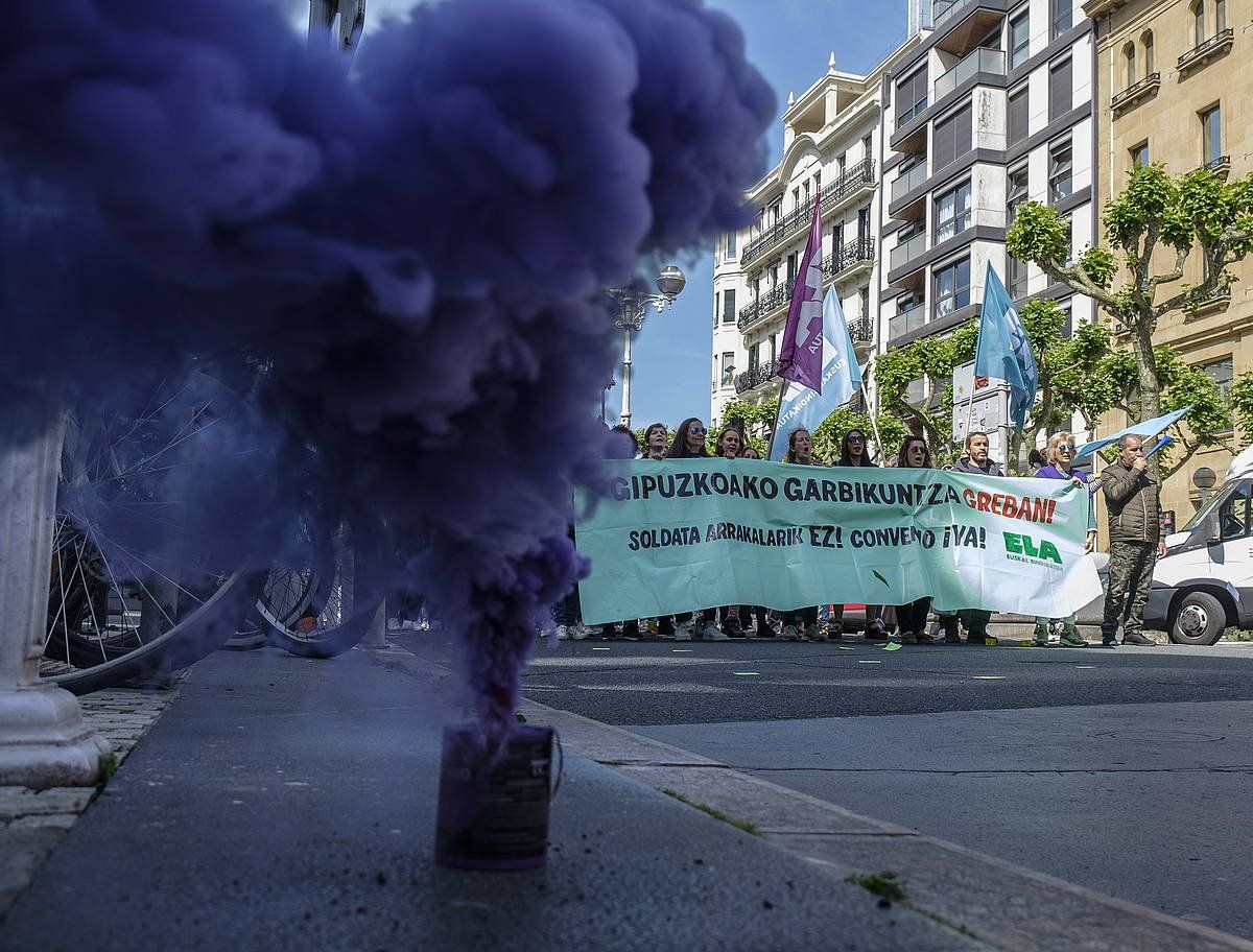 Gipuzkoako eraikin eta lokaletako garbitzaileak, gaurko mobilizazioan, Donostian. JON URBE / FOKU