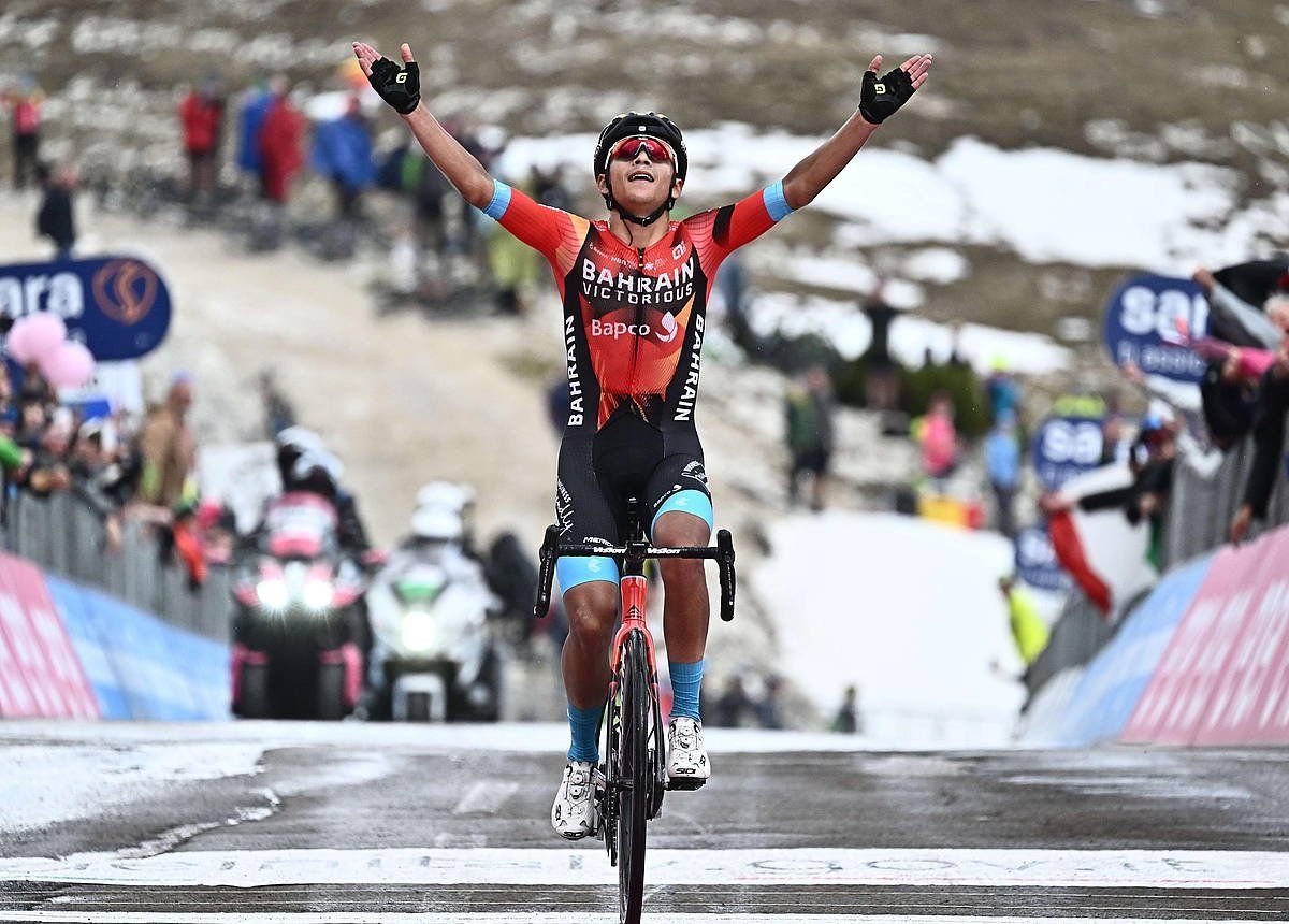 Santiago Buitrago Giroan lortutako garaipena ospatz. LUCCA ZENARO / EFE