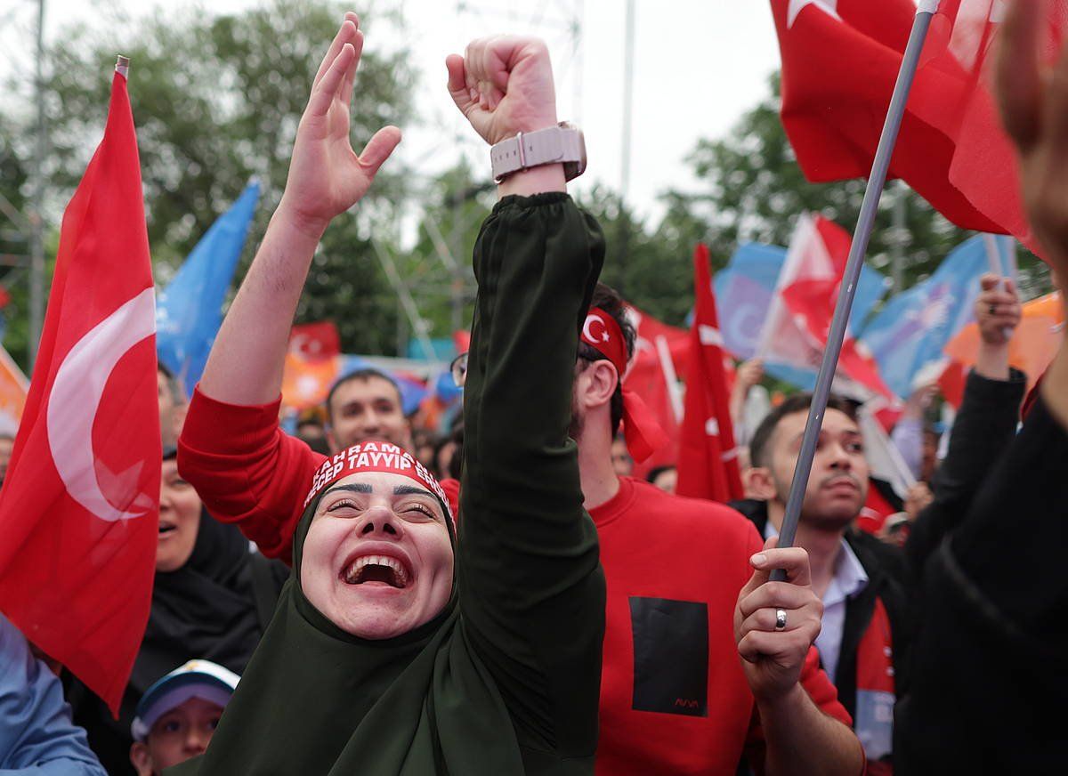 Turkiako jarduneko presidente Recep Tayyip Erdoganen jarraitzaileak, gaur Ankaran, haren garaipena ospatzen. ERDEM SAHIN, EFE