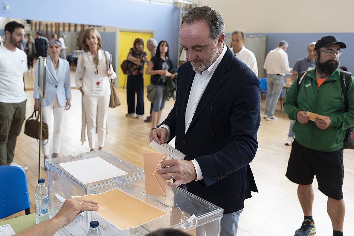 Javier Esparza UPNko lehendakari eta hautagaia, gaur, botoa ematen. IñIGO URIZ /FOKU