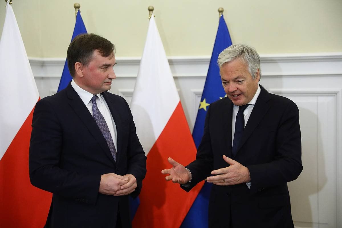 Poloniako Justizia ministro Zbigniew Ziobro eta Europako Batzordeko Justizia komisario Didier Reynders, 2021ean izan zuten bilkura batean, Varsovian. RAFAL GUZ / EFE