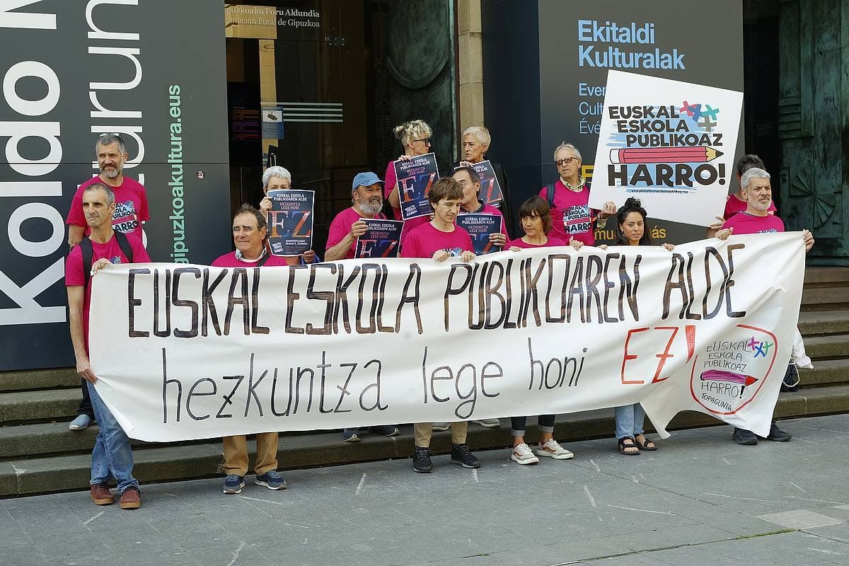 Euskal Eskola Publikoaz Harro plataformako agerraldia gaur, Donostian. MAIALEN ANDRES / FOKU