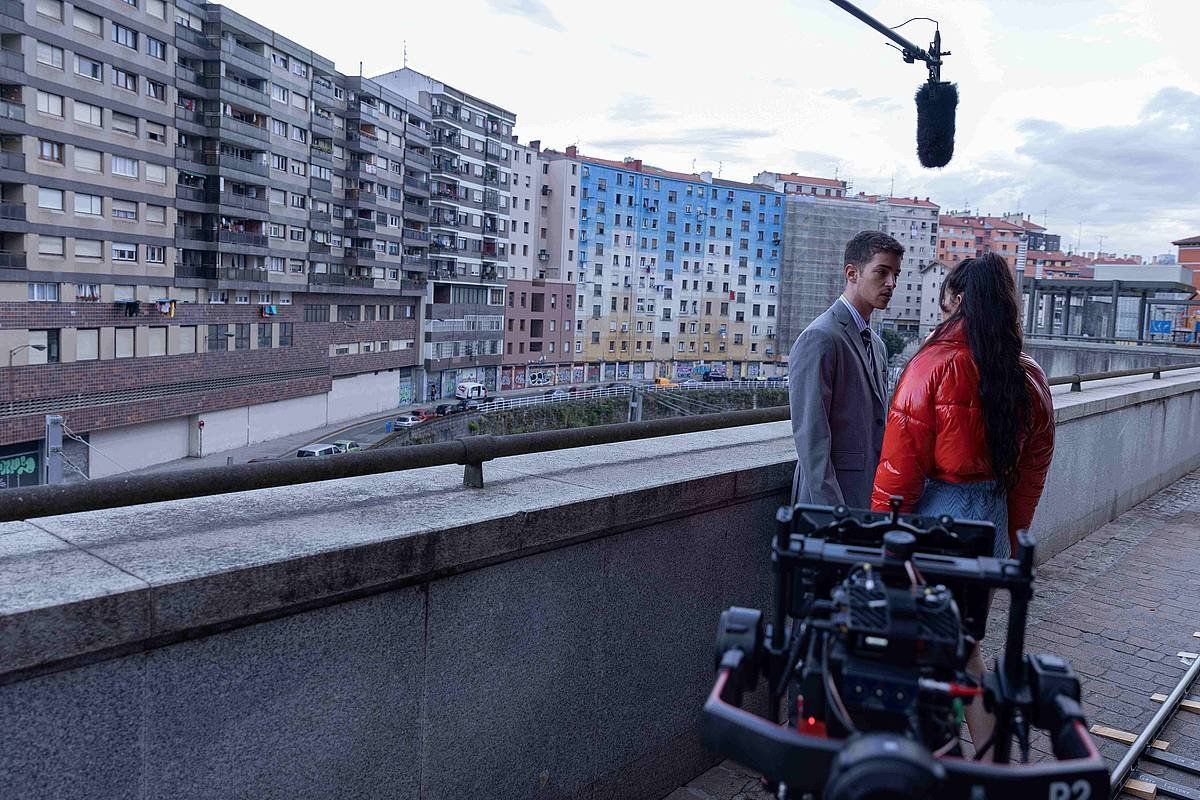Telesailaren grabaketako une bat, Atxuri auzoan. LANDER LARRAñAGA / NETFLIX