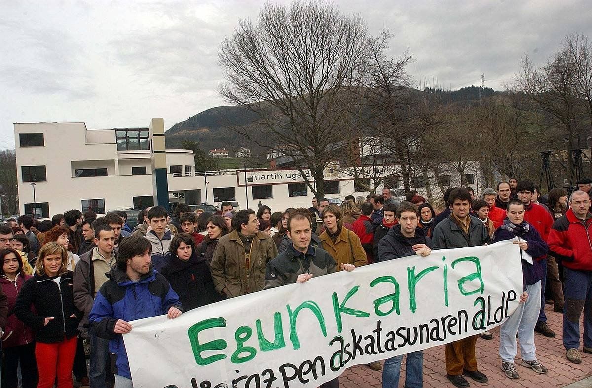 'Egunkaria'-ren itxieraren aurka protestan, langileak, 2003an, Martin Ugalde kultur parkean. JUAN CARLOS RUIZ / FOKU
