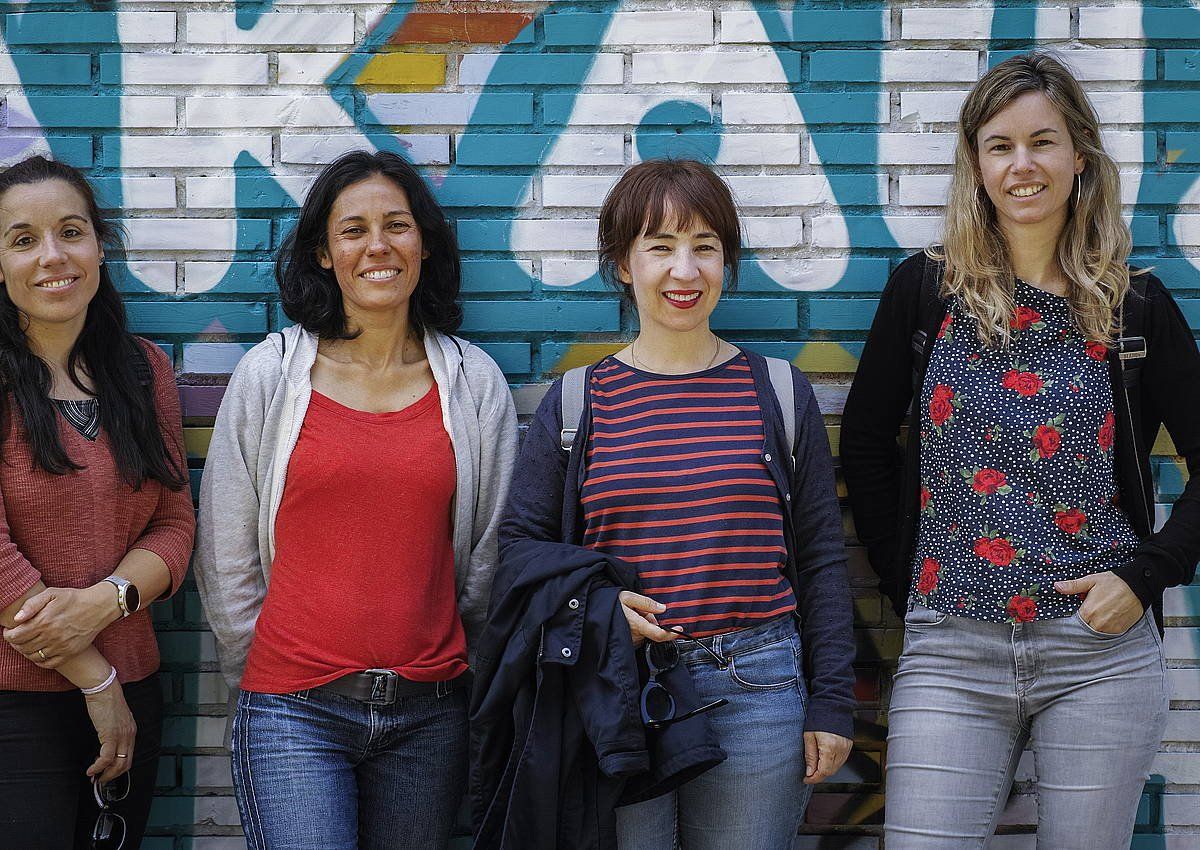 Eider Berridi, Debora Machida,  Ioane Galarza eta Estefania Quilez, Amak Contra el Racismo taldeko kideak, joan den ostiralean, Donostian. JON URBE / FOKU