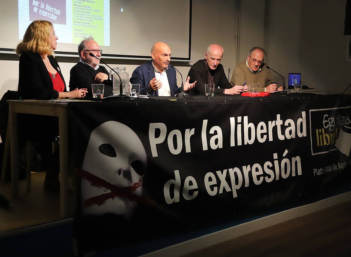 Amparo Climent, Luis Rodriguez Aizpeolea, Javier Gomez Bermudez, Martxelo Otamendi eta Carlos Olalla, atzo, Madrilgo La Maliciosa ateneoan. J. DANAE / FOKU