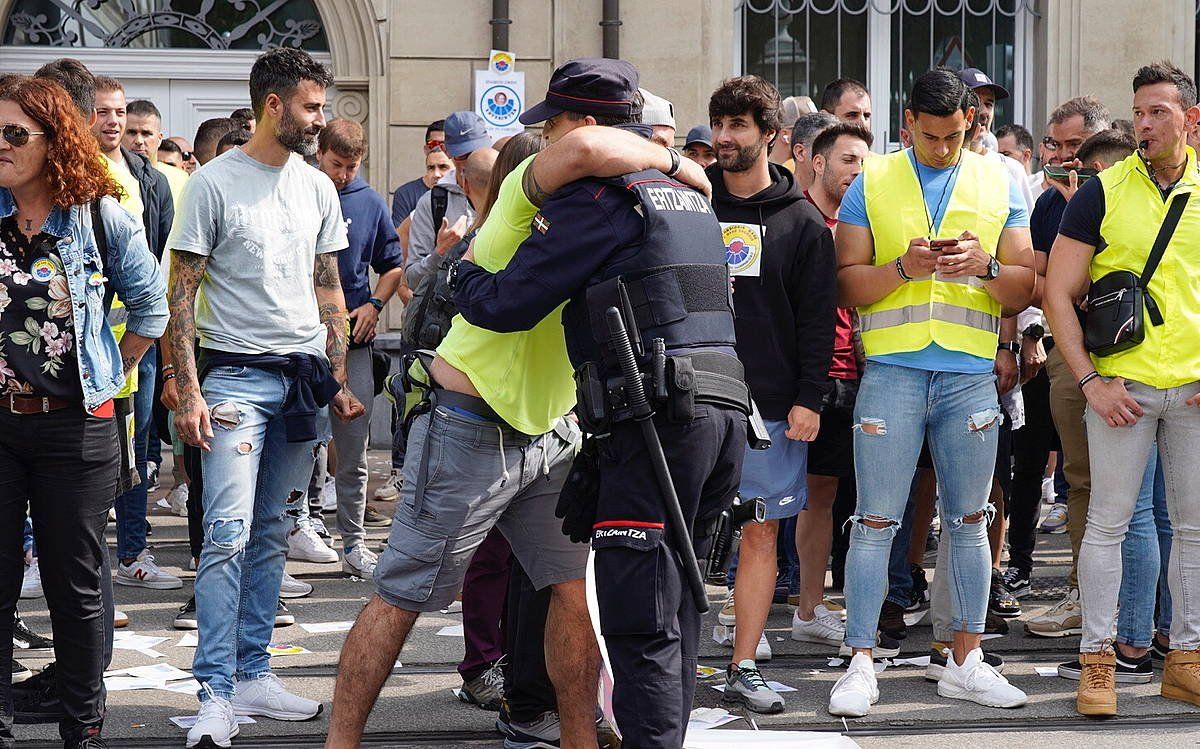 Ertzainak Borrokan plataformaren elkarretaratzea legebiltzarraren atarian, atzo. RAUL BOGAJO / FOKU