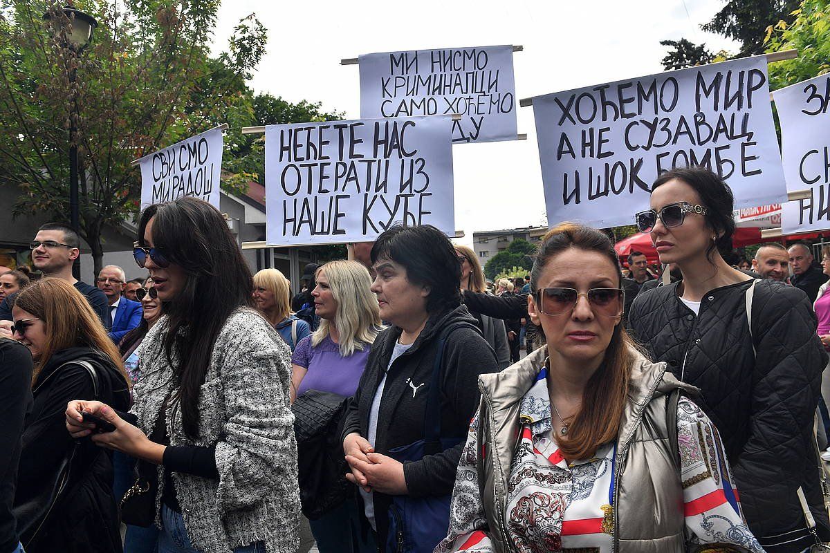 Kosovoko serbiar ugari protestan, gaur, Zvecan herriko udaletxeko eraikinaren aurrean. GEORGI LICOVSKI / EF