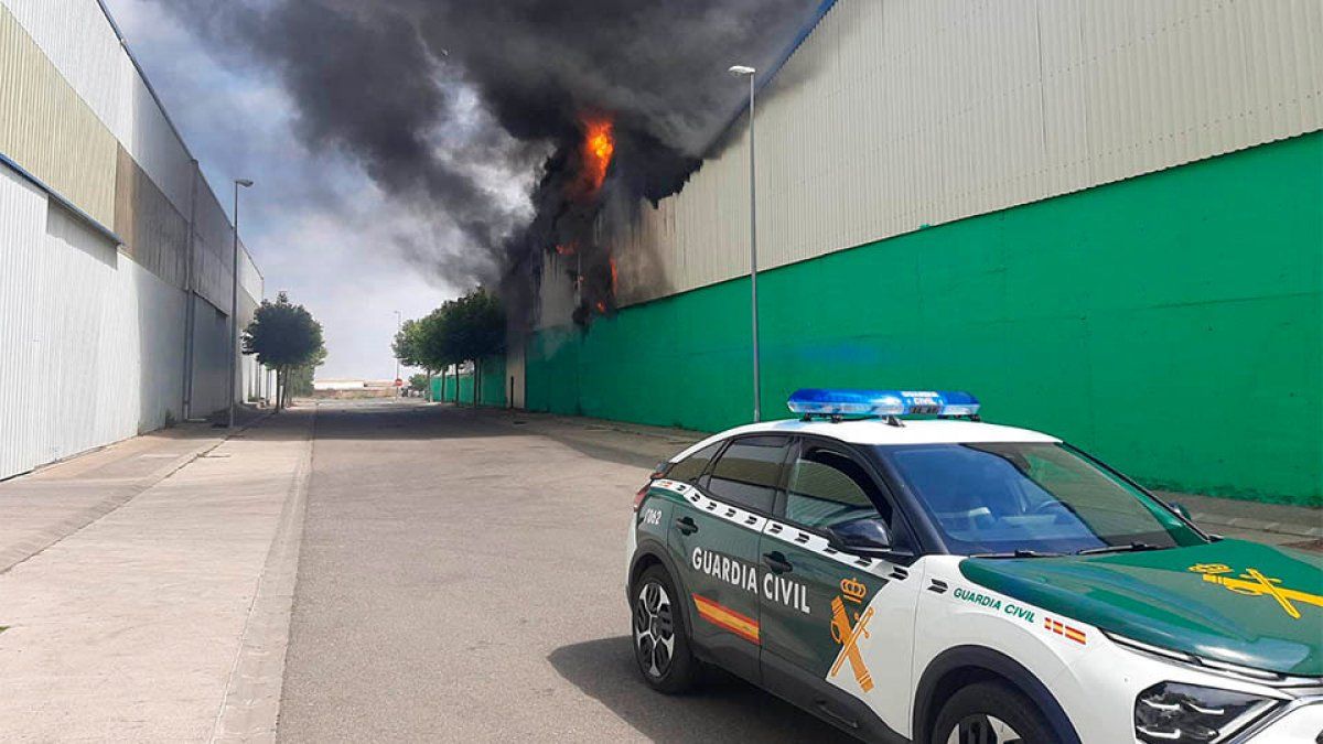 Cintruenigoko planta horretan piztu da sutea eta ke toxikoa. GUARDIA ZIBILA