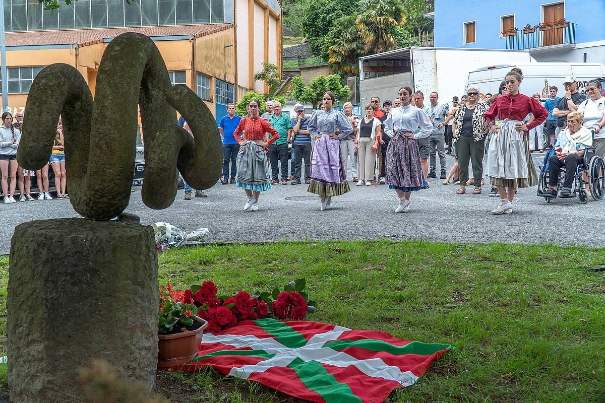 Zeberio oroitzeko ekitaldia, gaur, Lizartzan (Gipuzkoa). ANDONI CANELLADA / FOKU