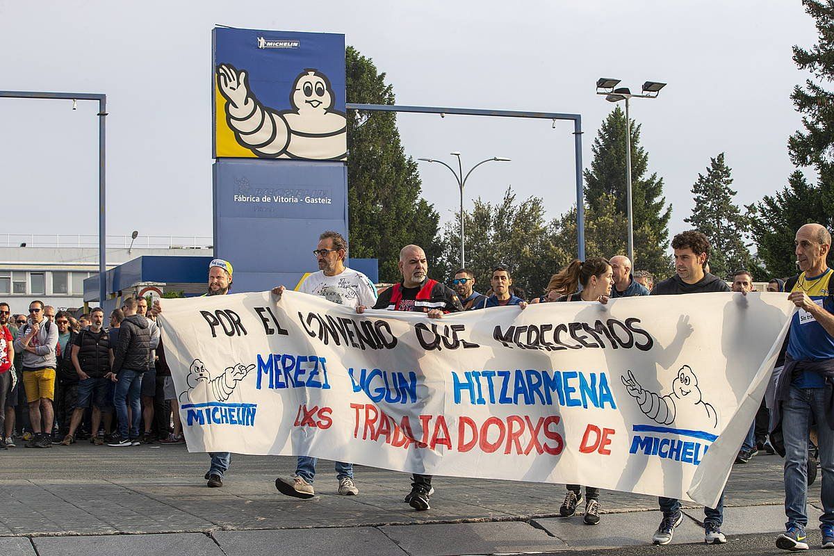Michelinen Gasteizko langileen protesta, gaur goizean. DAVID AGUILAR / EFE