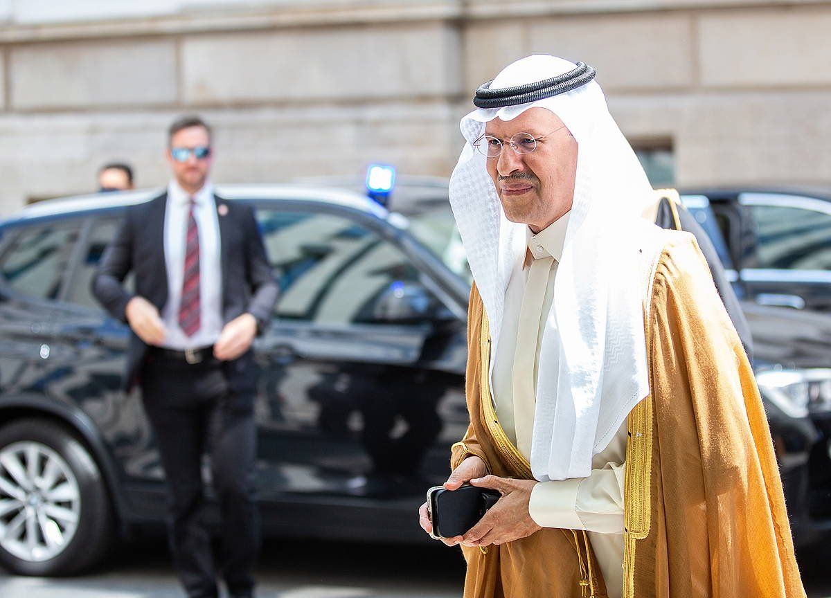 Abdul Aziz Bin Salman, Saudi Arabiako Energia ministroa, larunbatean, LPEE+ taldearen bilerara sartzen. MAX BRUCKER / EFE
