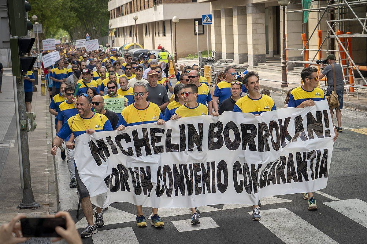Lasarte-Oriako Michelin lantegiko grebalariak gaur arratsaldean egindako manifestazioan. GORKA RUBIO / FOKU