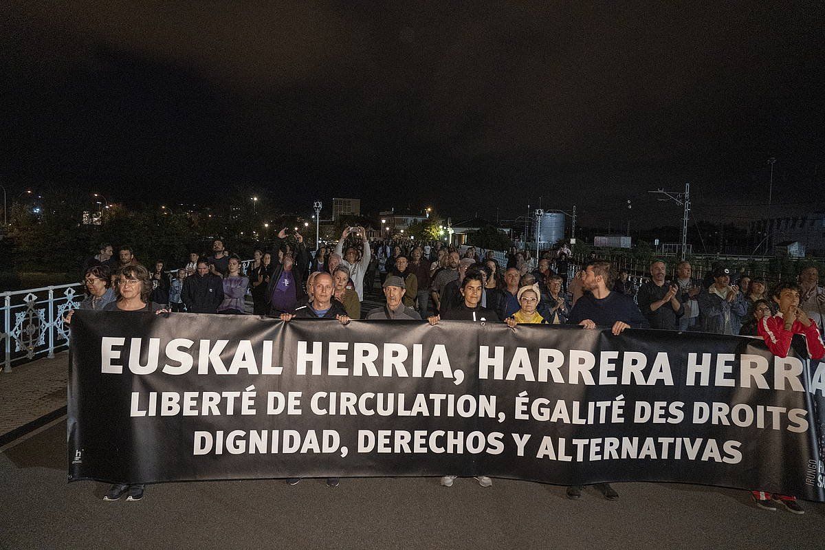 Migrazio politiken aurkako protesta bat, Irun eta Hendaia arteko Santiago zubian. IñIGO URIZ / FOKU