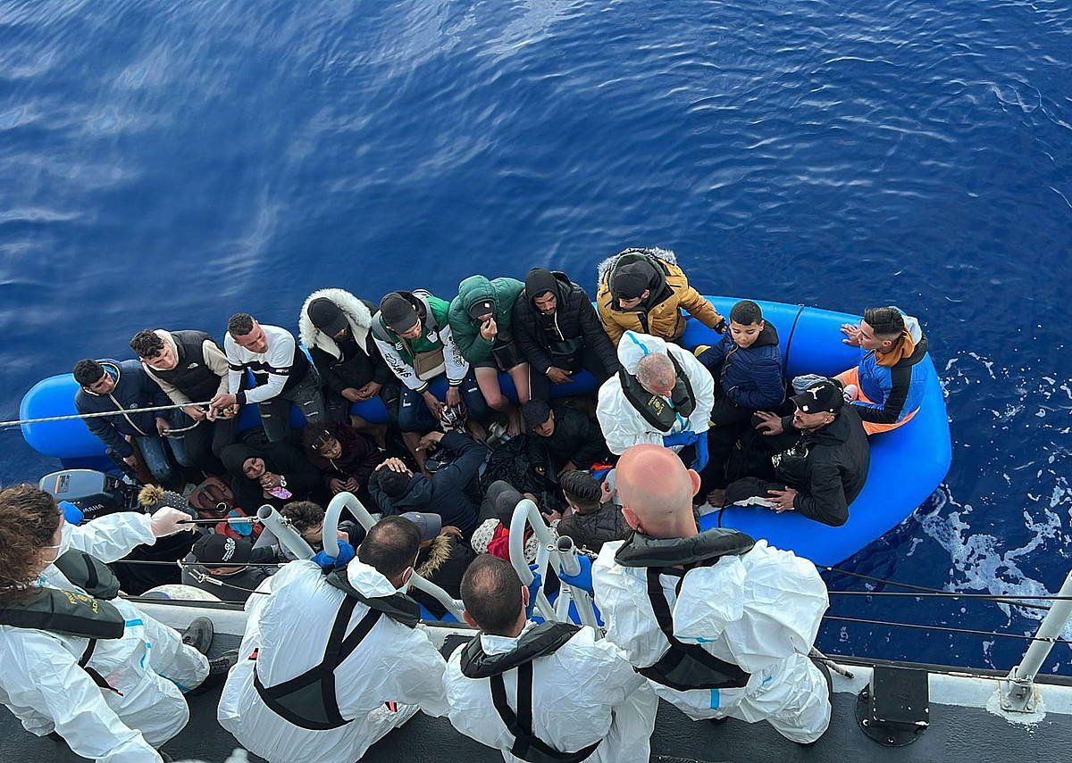 30 migratzaile baino gehiago, 'Nadir' gobernuz kanpoko erakundeko itsasontziak erreskatatu ostean, matzean, Lampedusan, Italian. CONCETTA RIZZO / EFE