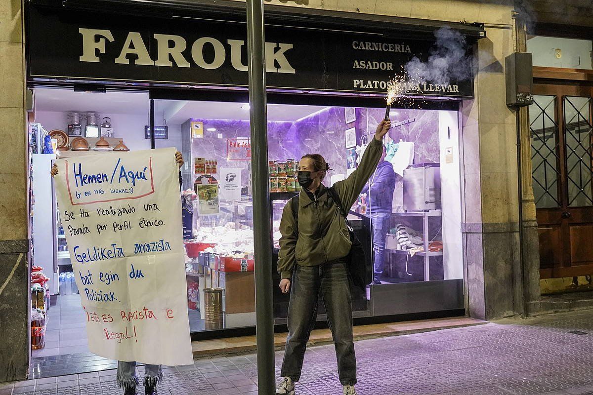 Bilboko San Frantzisko auzoan polizien arrazakeria eta gehiegikeria salatzeko eginiko protest bat. MARISOL RAMIREZ / FOKU