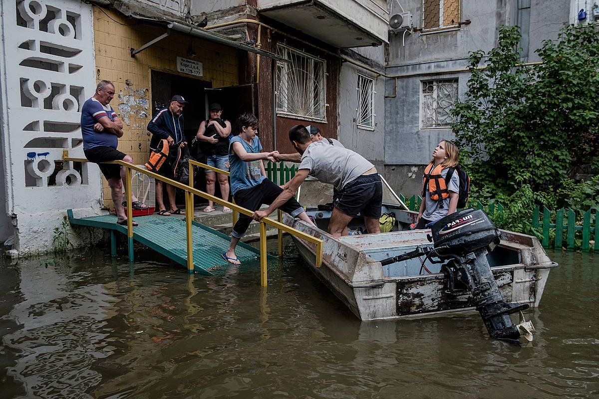 Errskate zerbitzuak Kherson eskualdeko bizilagunak ebakuatzen. GEORGE IVANCHENKO / EFE